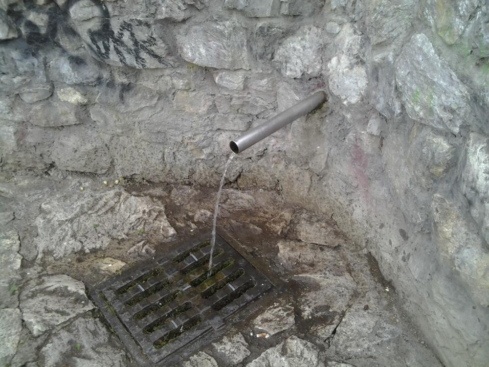 Studánka Topolka, pohled na odtok vody ze studánky