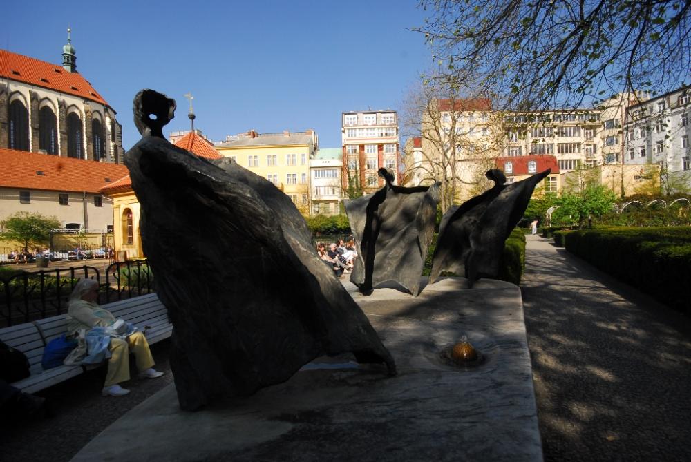 Plastika Divoženky ve Františkánské zahradě