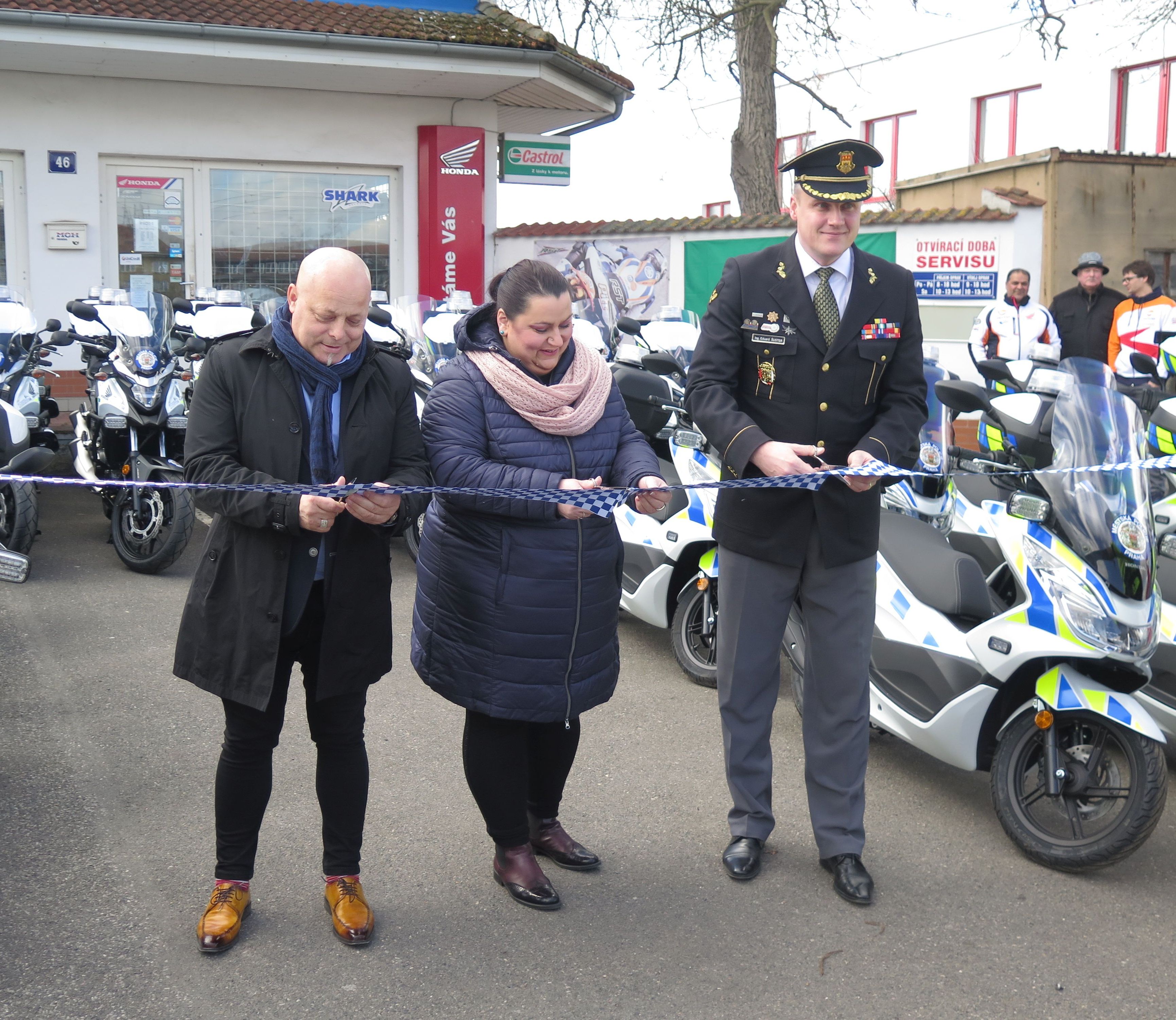 prazsti_straznici_prevzali_nove_motorky