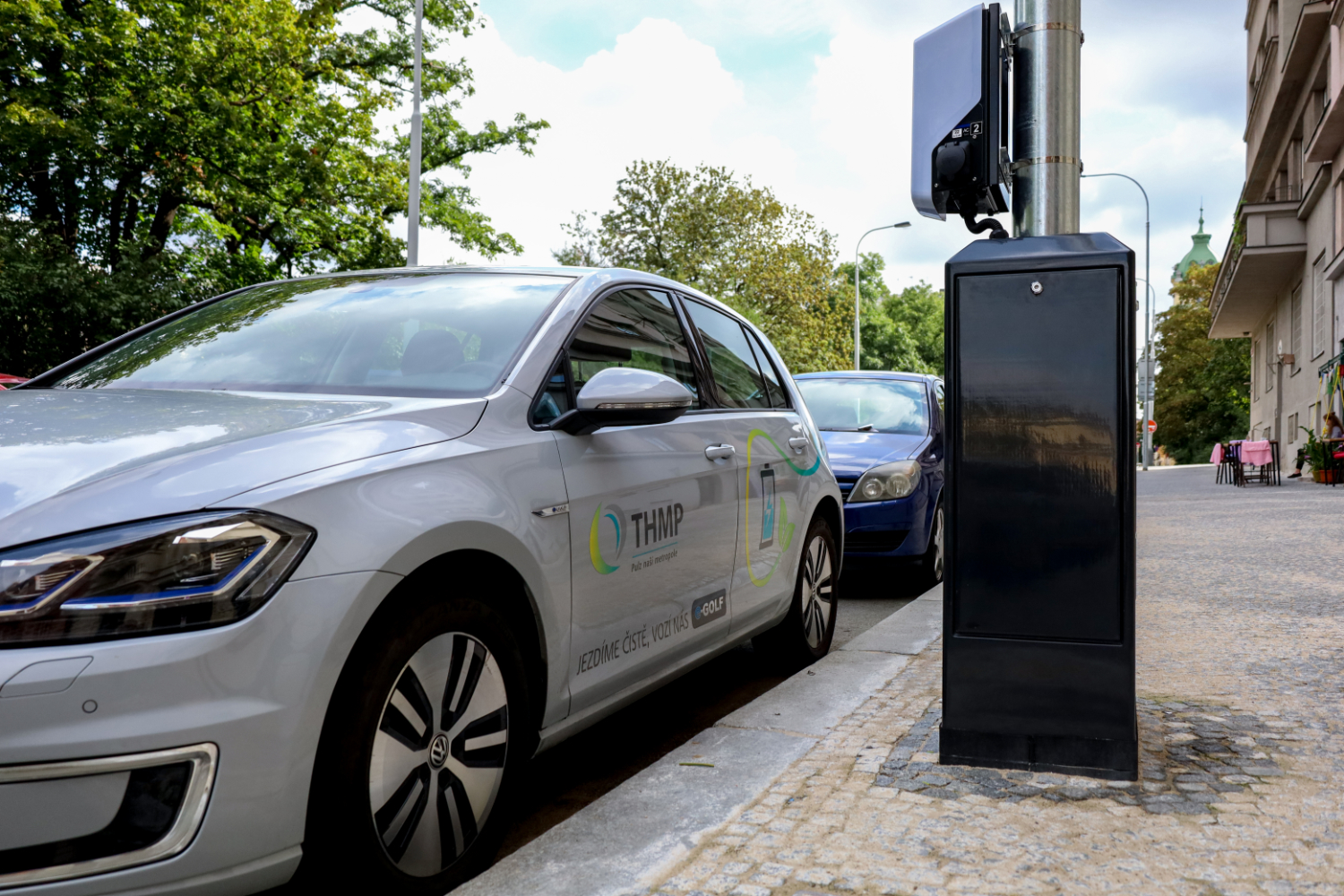 Stožár veřejného osvětlení s dobíjením elektromobilů