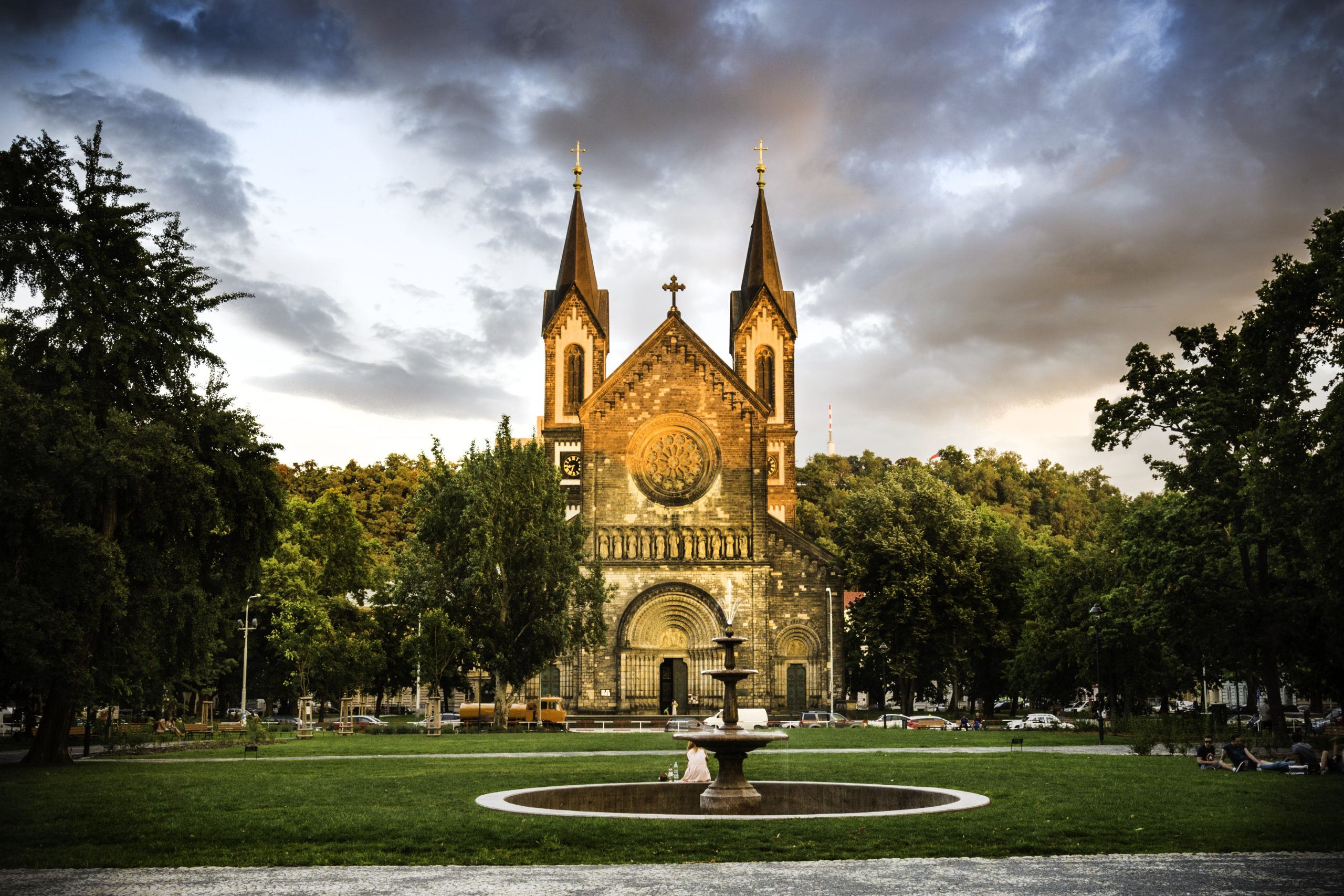 Karlínské náměstí s kostelem sv. Cyrila a Metoděje