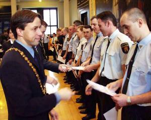 Foto MP 6 - Městští policisté, kteří v MP jsou deset a více let převzali &#34;Stužku za věrnost&#34;.