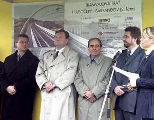 FOTO - Čestní hosté dnešního slavnostního zahájení - primátor Jan Kasl, uprostřed zástupci ministerstva dopravy, náměstek primátora Martin Hejl