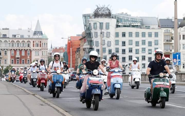 Ilustrační foto: Spanilá jízdy skútrů Vespa