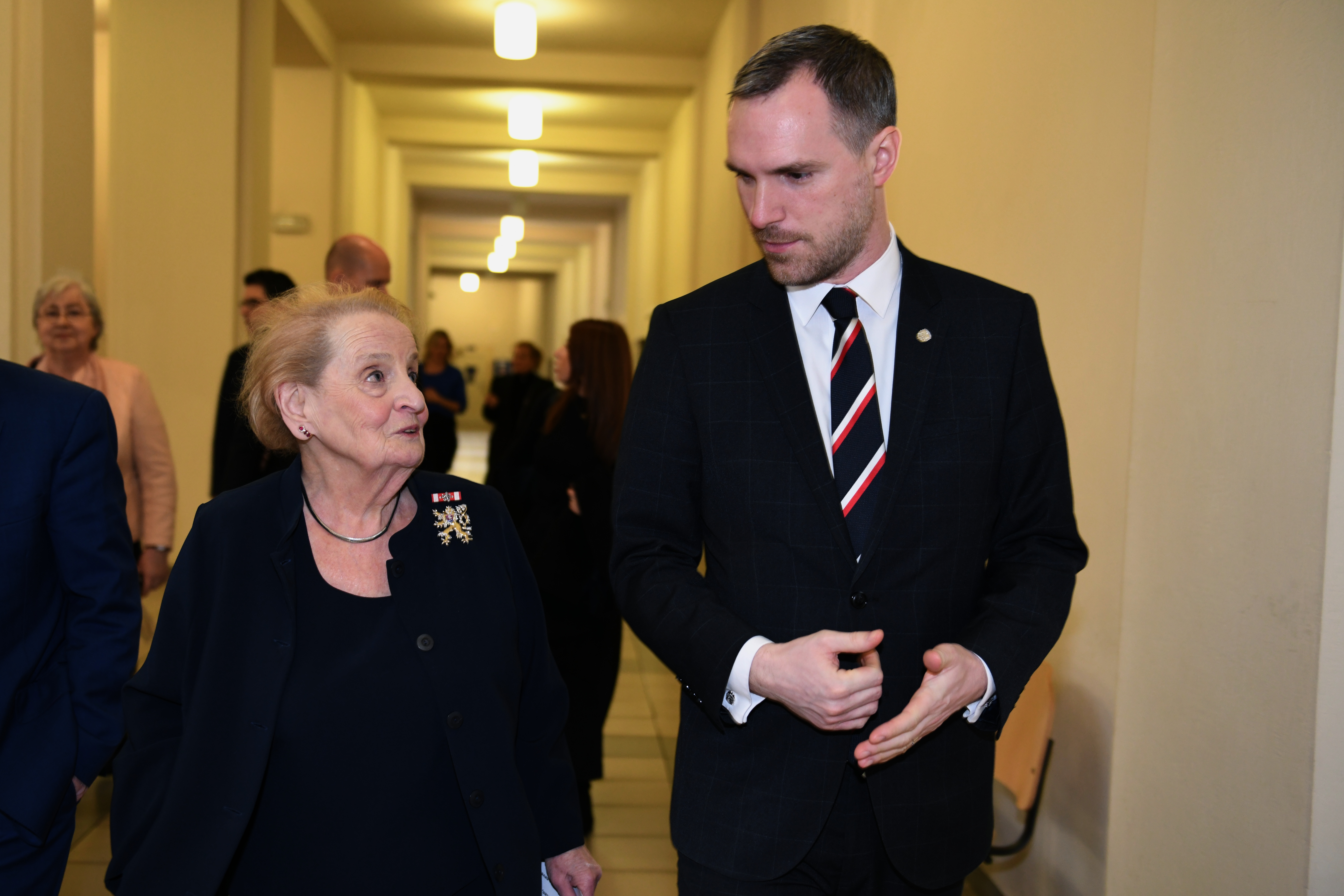 s_madeleine_albright_o_demokratech_a