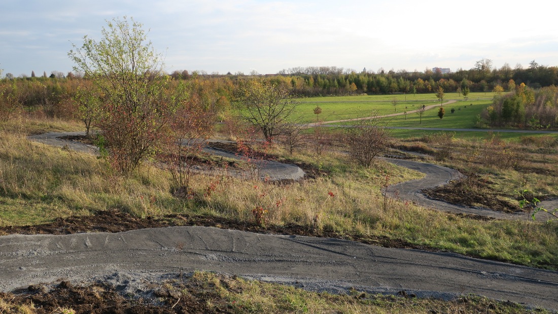 nový areál cyklistických tras (tzv. singltrail) v lesoparku Letňany