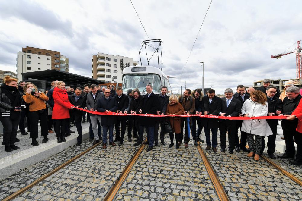 Slavnostní přestřižení pásky na novém úseku tramvajové tratě