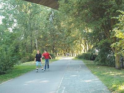 Inlinisté na stezce u Vltavy v Praze Braníku